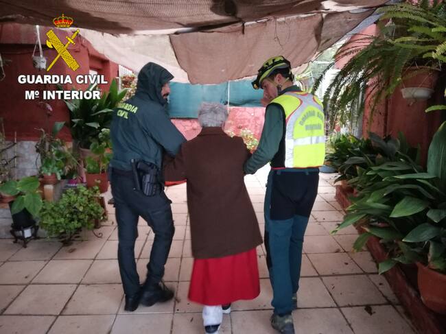 La Guardia Civil rescata a 5 personas, por las fuertes lluvias, en los términos municipales de Manises y Montroi