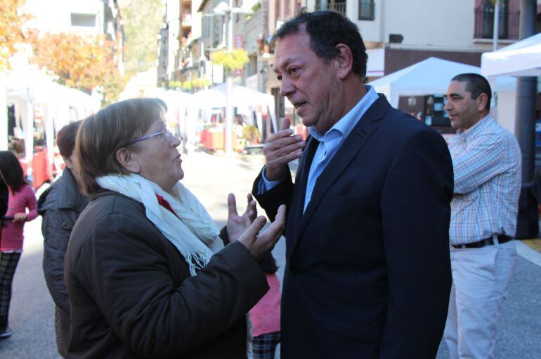 Josep Miquel Vila, cap de llista de Laurèdia en comú, conversa amb alguns veïns durant la fira Ohfertes de Sant Julià, aquest cap de setmana.