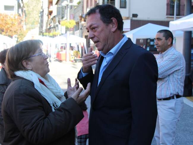 Josep Miquel Vila, cap de llista de Laurèdia en comú, conversa amb alguns veïns durant la fira Ohfertes de Sant Julià, aquest cap de setmana.
