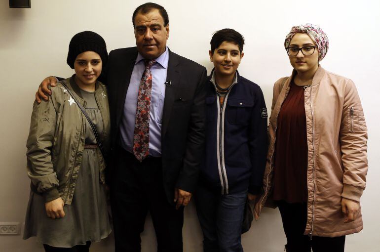 El médico Izzeldin Abuelaish, con tres de sus hijas, durante la conferencia de prensa