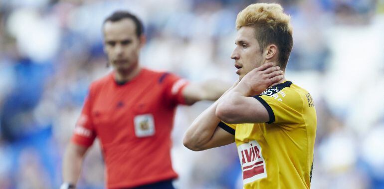 Keko Gontçan se lamenta de una jugada en Cornellá