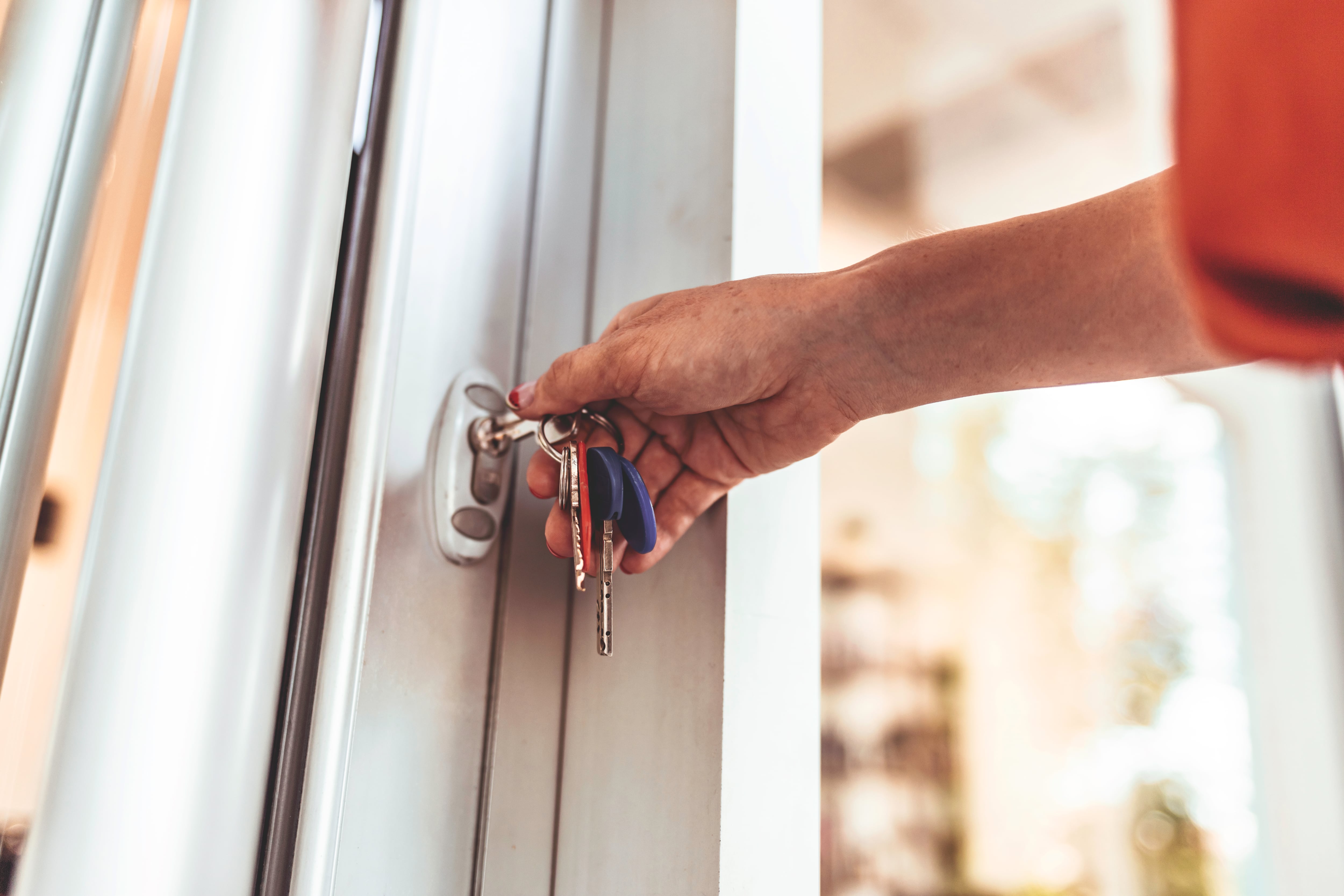 Una mujer abriendo la puerta de casa.