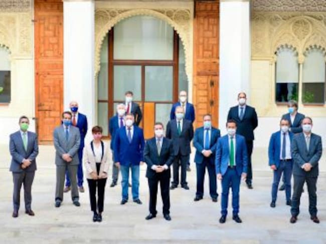 Emiliano García-Page, alcaldesa de Puertollano y resto de autoridades y representantes de las empresas que integran el Clúster del Hidrógeno de Castilla-La Mancha