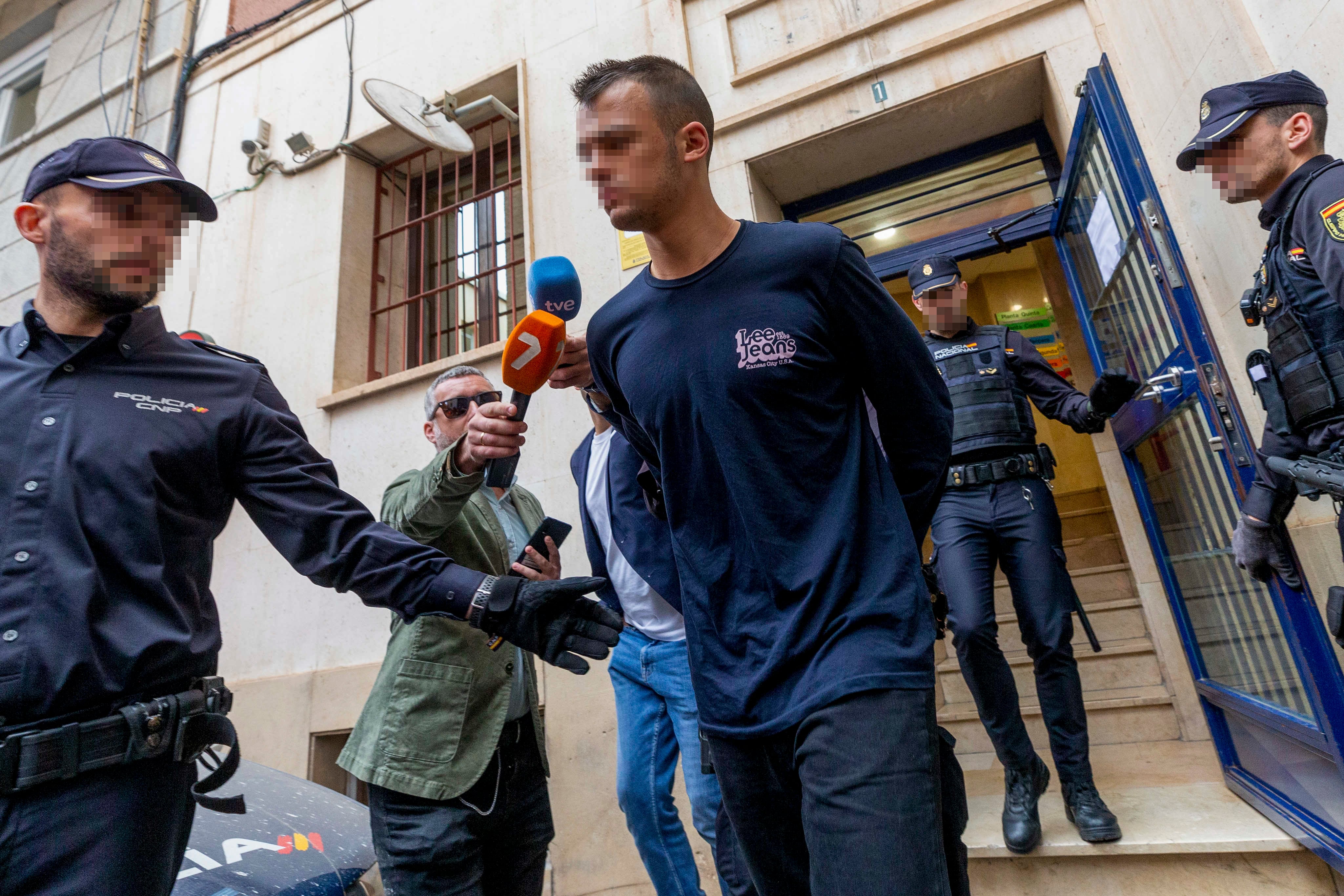 MURCIA, 11/04/2023.- El presunto autor del tiroteo ocurrido el sábado en Canovelles (Barcelona) en el que mató a un trabajador del club de tiro de esta localidad, es trasladado este martes hasta la Ciudad de la Justicia para prestar declaración ante el juez, que derivará el caso a los juzgados de Barcelona, que son los que instruyen la causa. EFE/Marcial Guillén