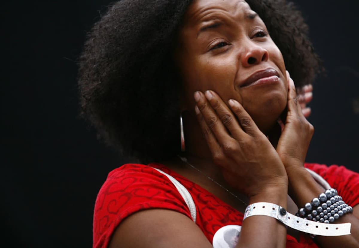 Una fan observa consternada las imágenes de despedida al rey del pop. Nunca volverá a sacar un disco y ella no volverá a verlo en vivo, pero le quedará su legado