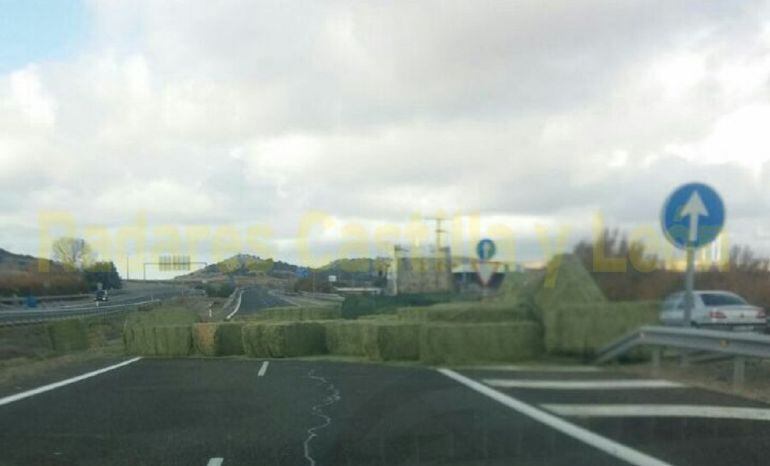 Carretera cortada por la carga que ha perdido el camión