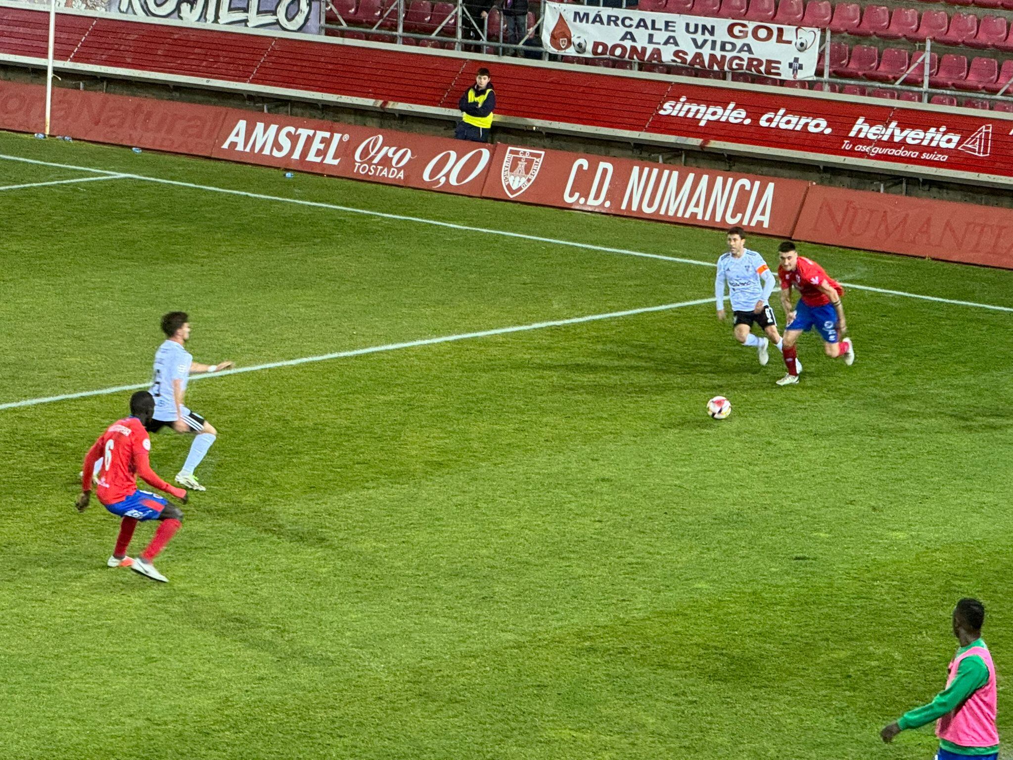 Alain y Moustapha, en un lance del partido ante la Segoviana en Los Pajaritos.