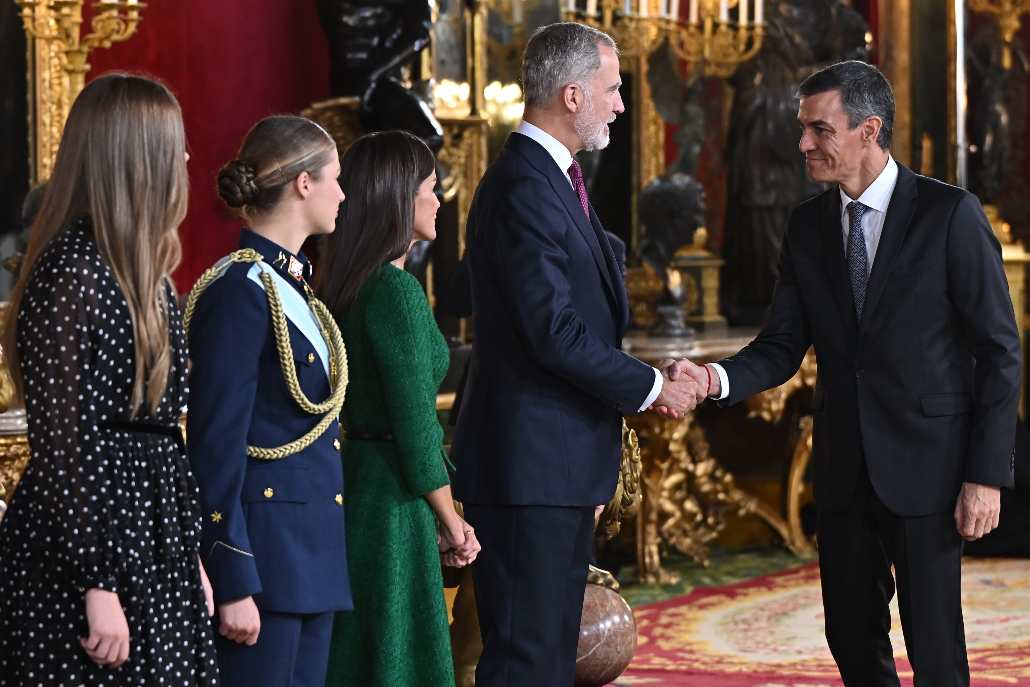 Imagen de archivo de la reina Letizia, el rey Felipe VI, la princesa Leonor y la infanta Sofía saludando al presidente del Gobierno, Pedro Sánchez
