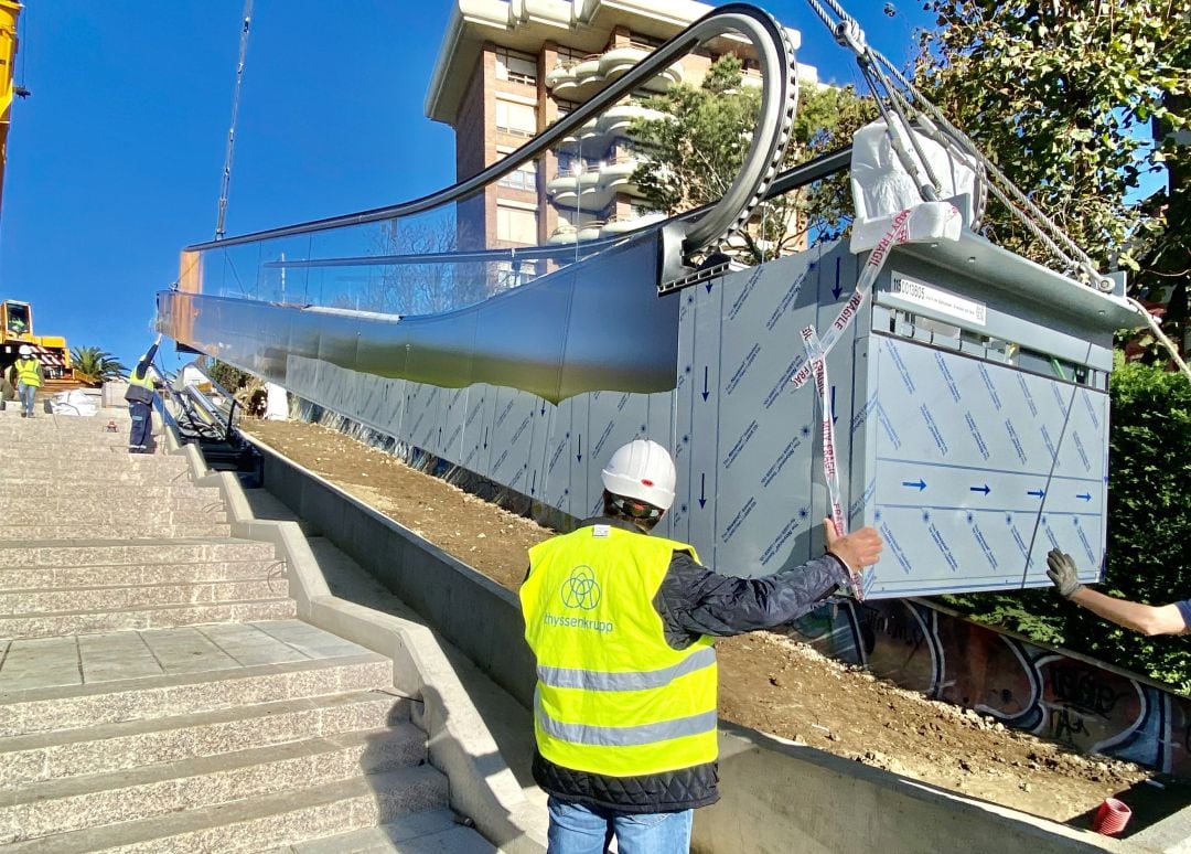 Colocación del segundo tramos de las escaleras mecánicas en Valdenoja.