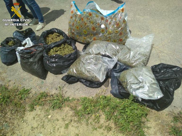 Los agentes han incautado más de 60 kilos de cogollos de marihuana