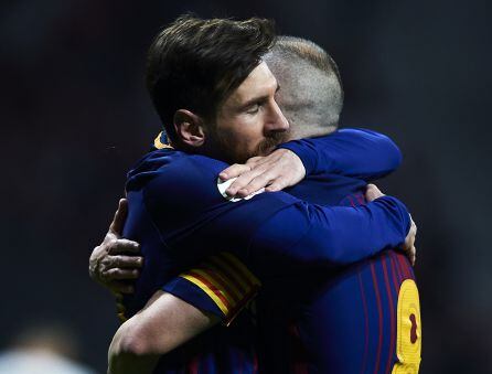 Messi e Iniesta se abrazan durante la Final de la Copa del Rey el pasado año