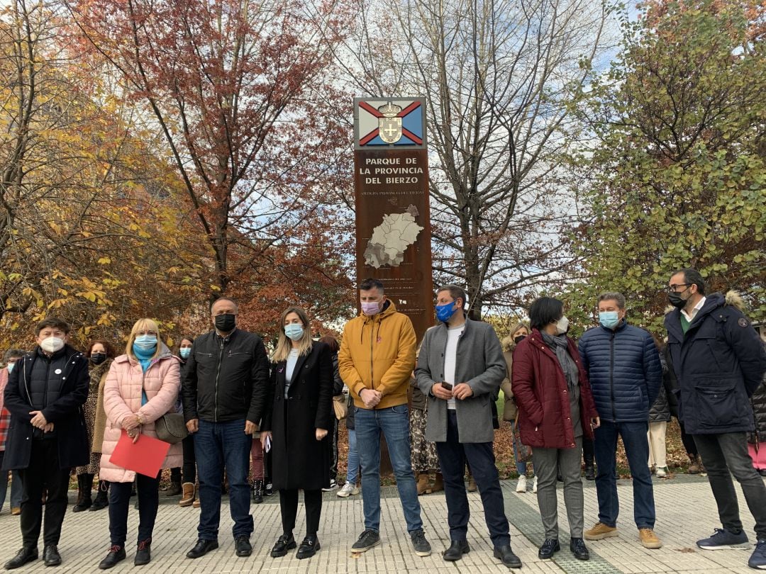 Concentración de apoyo a las víctimas de violencia de género a las puertas del Consejo Comarcal del Bierzo