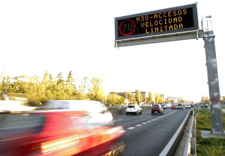 Vista de un cartel que recuerda el límite de velocidad permitido en el acceso a Madrid por la A5, a la altura de Cuatro Vientos. El Ayuntamiento de Madrid ha activado a las 06.00 horas por vez primera las restricciones al tráfico establecidas en el protoc