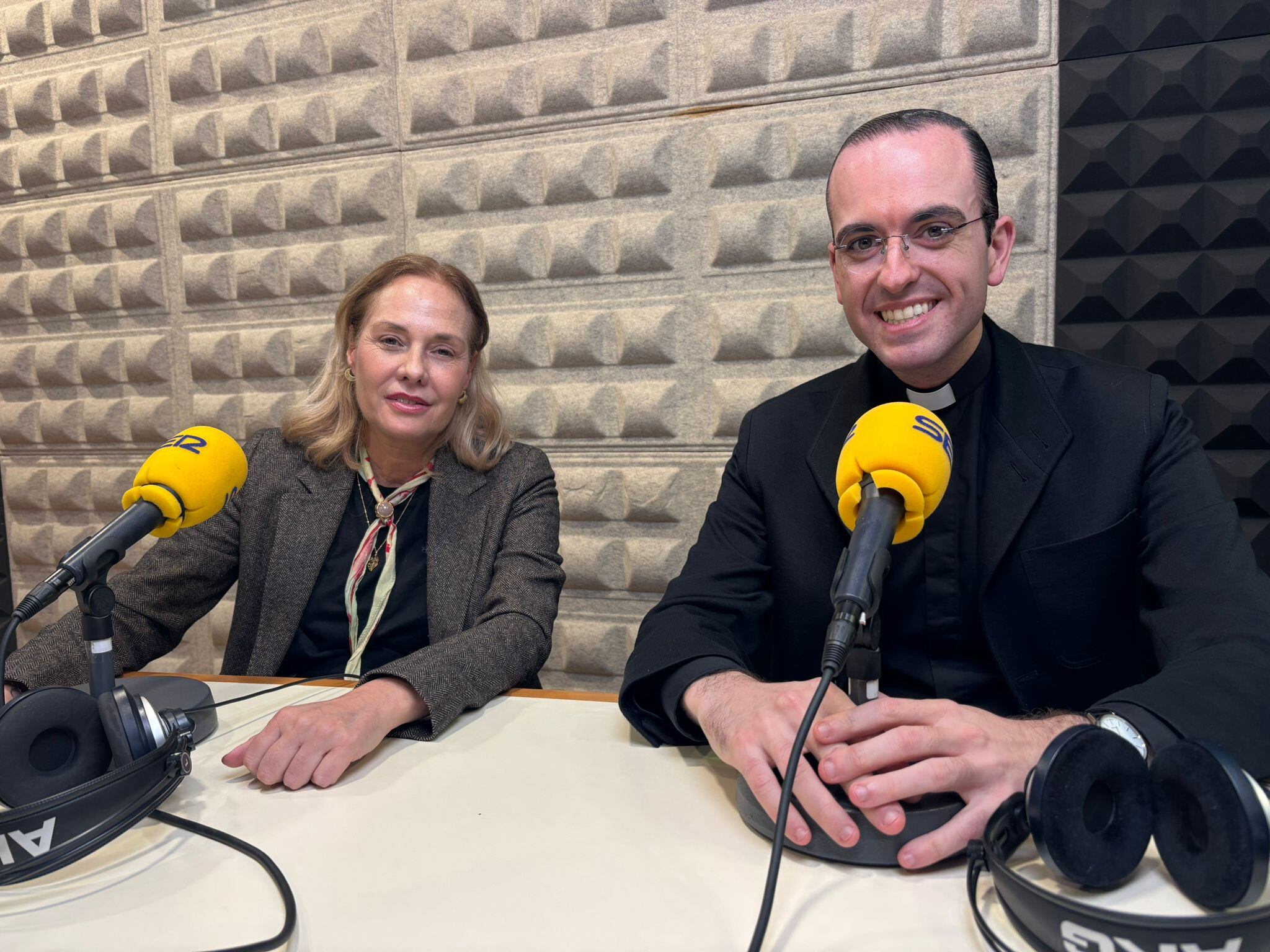 Matilde Latorre, periodista e historiadora y D. Ignacio del Rey, párraco de S. Miguel y San Francisco (Morón)
