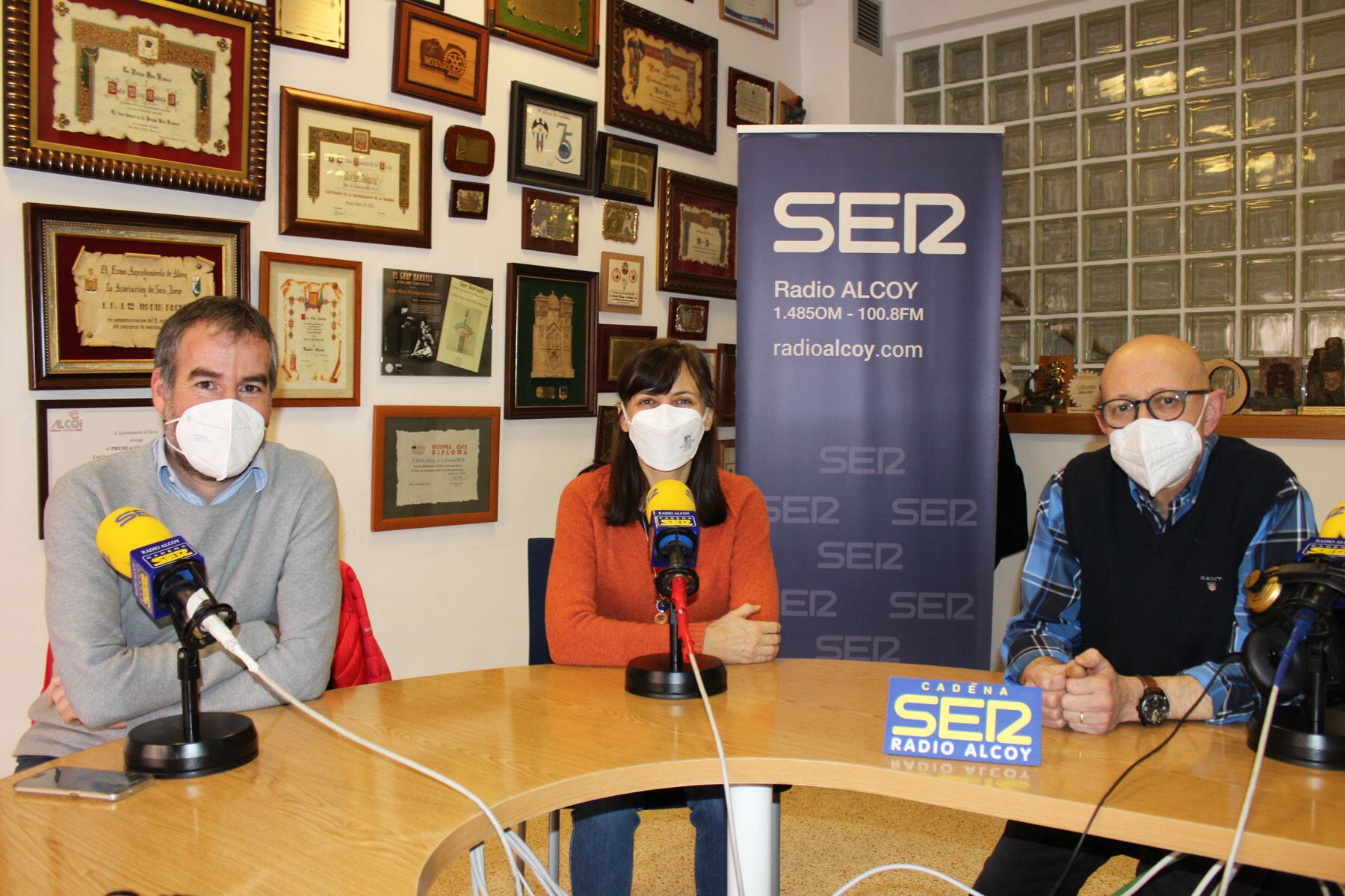 Jordi Tormo, Cristina Dalfó Simó i Joanfra Rozalén, en el estudi de Radio Alcoy