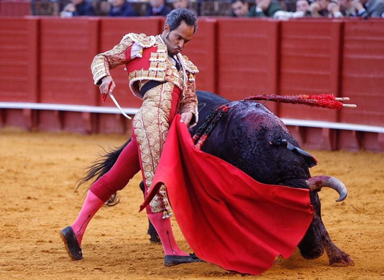 Luis Bolívar en un muletazo por bajo al segundo toro de su lote, al que le cortó una oreja