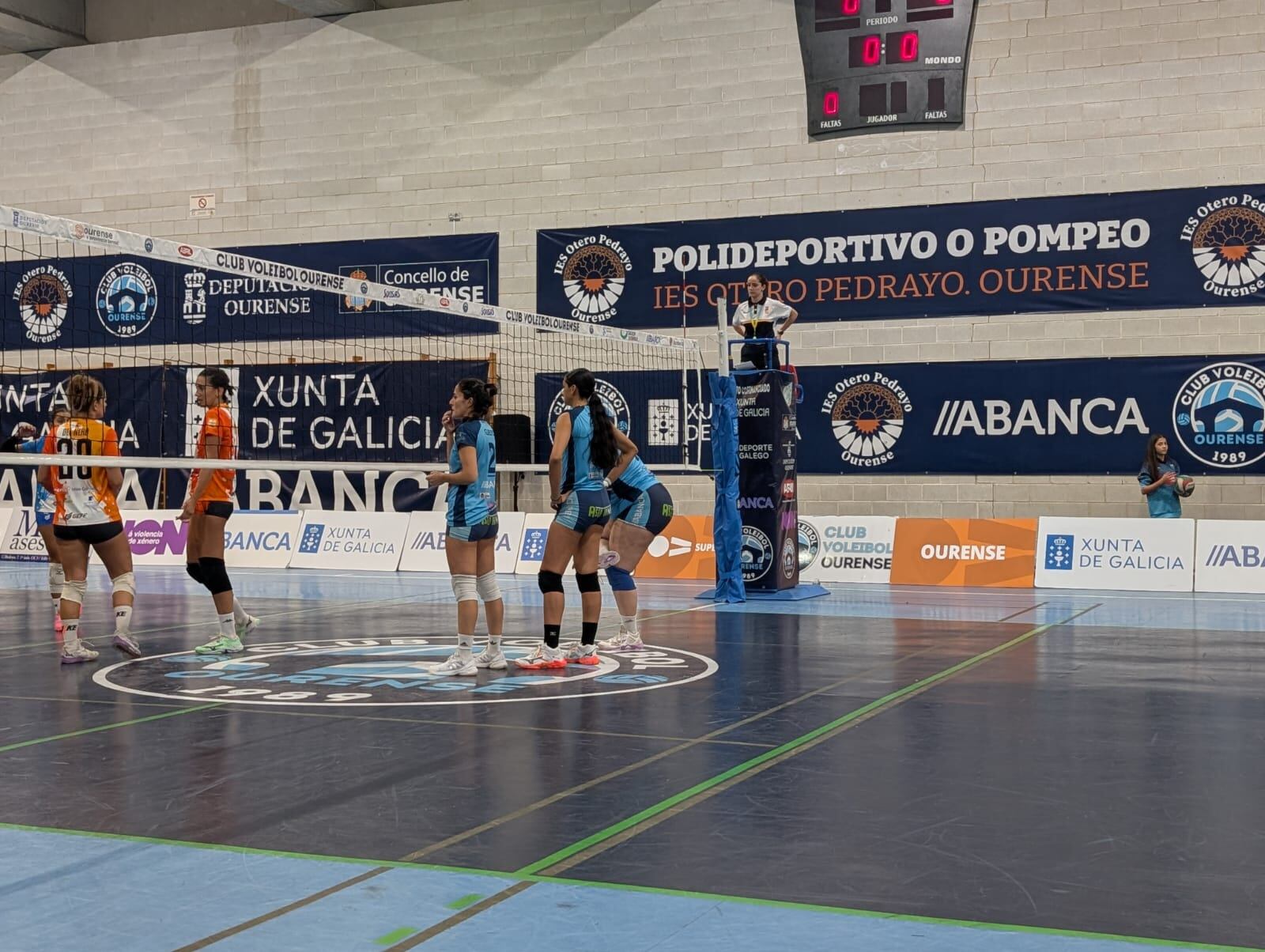 Las jugadoras de Voleyourense no tuvieron opción contra el líder.