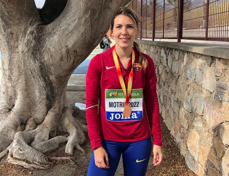 Gema Martí con la medalla de bronce en lanzamiento de martillo