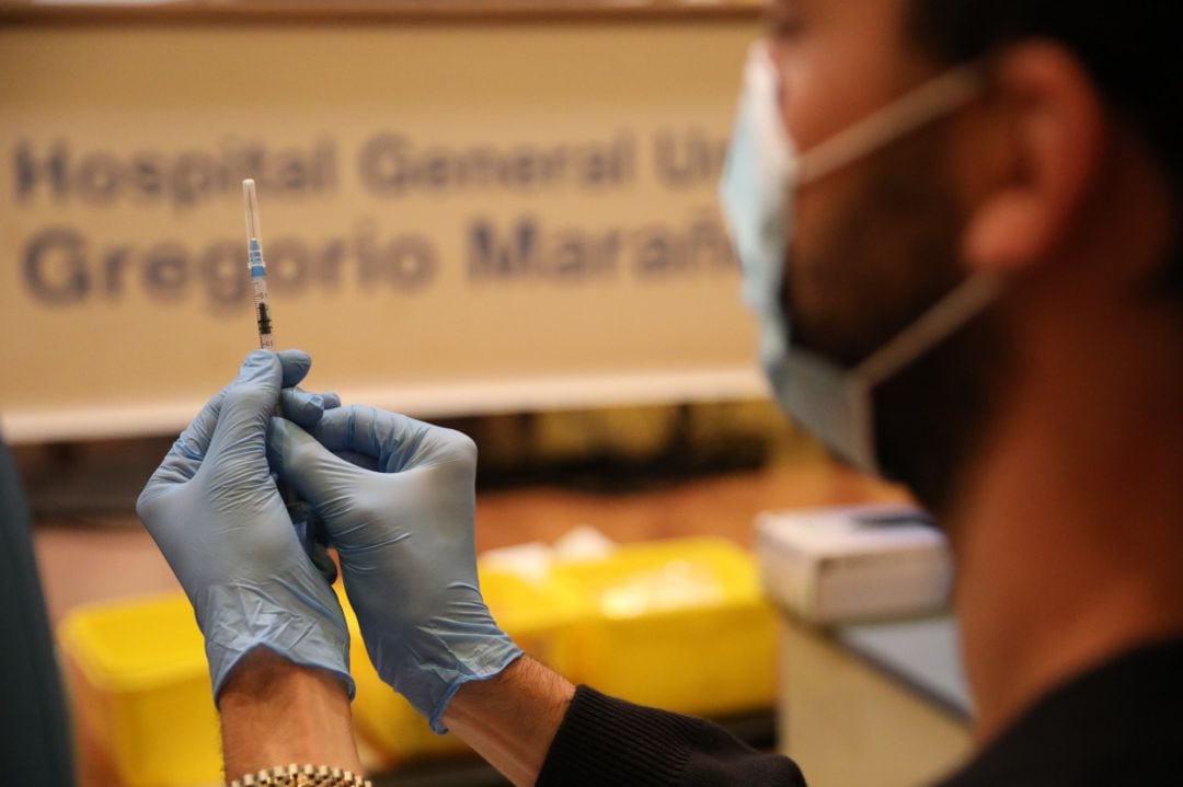 Un sanitario prepara una vacuna contra el coronavirus en el Hospital General Universitario Gregorio Marañón.