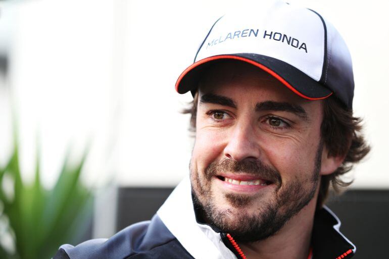 Fernando Alonso en el paddock.