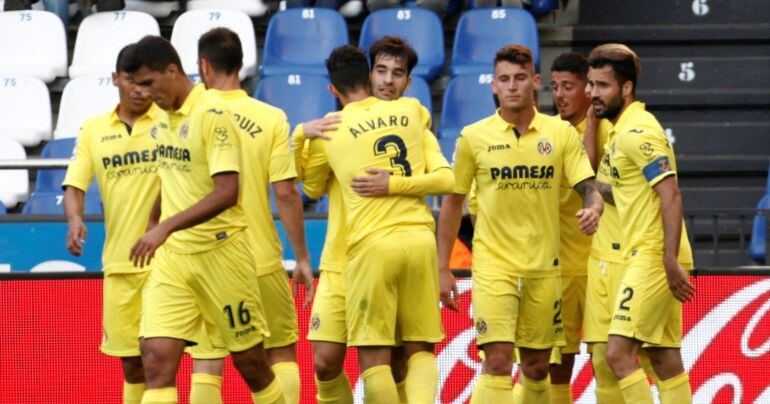 El centrocampista del Villarreal Manu Trigueros (c) celebra su gol, segundo de su equipo frente al Deportivo, durante el partido de la trigésima séptima jornada de Liga en Primera División que Deportivo y Villarreal juegan esta tarde en el estadio de Riazor, en A Coruña. 