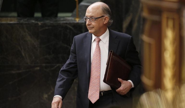 GRA256. MADRID, 12/03/2015.- El ministro de Hacienda, Cristóbal Montoro, durante el pleno del Congreso celebrado hoy en la Cámara Baja. EFE/Juan Carlos Hidalgo