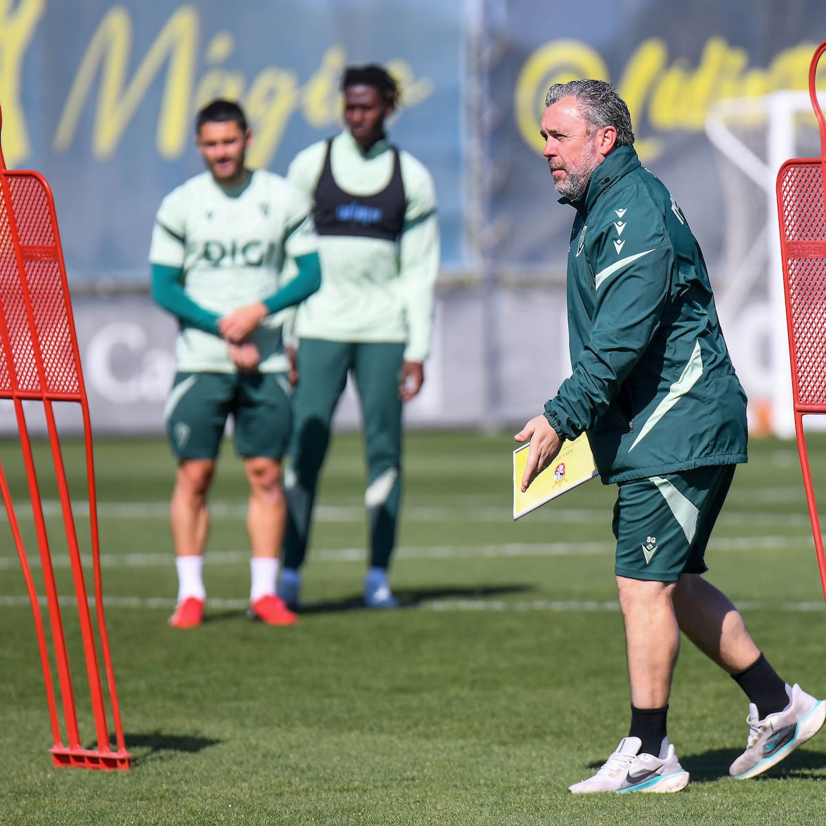 Sergio González arenga a su Cádiz CF: "Hay que morir para mantener o alejar la distancia con el descenso"