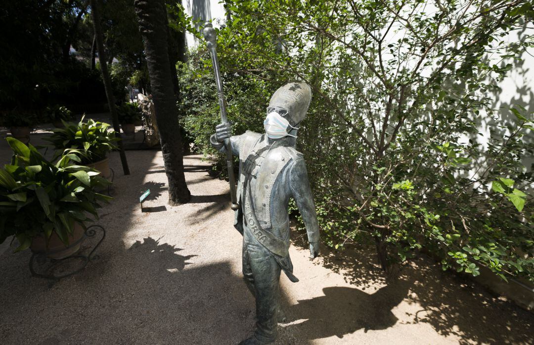 El Tio de la Porra de Gandia con mascarilla