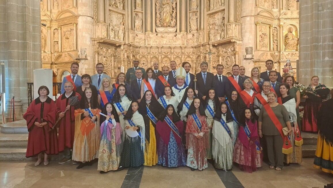 Foto de familia tras la misa de las fiestas en honor de la Natividad de Nuestra Señora. Foto: Ayuntamiento de Barbastro