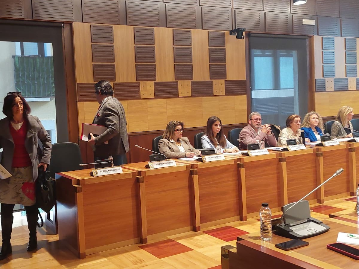 Jorge Azcón habla de "sobreactuación" de los concejales de Vox en el Ayuntamiento y niega ninguna crisis de gobierno