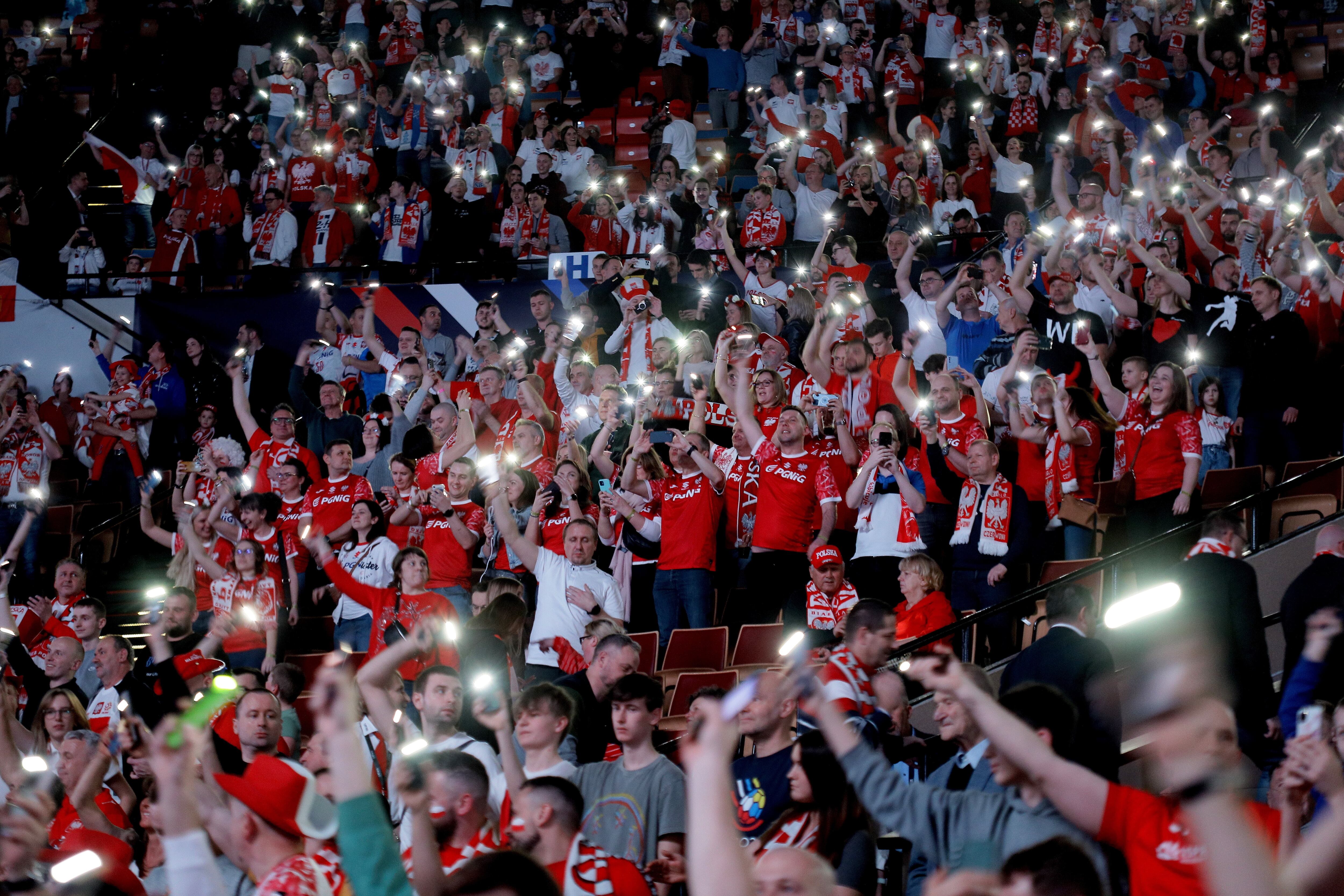 Katowice (Poland), 16/01/2023.- Polish supporters cheer during the 28th IHF Men&#039;Äôs World Handball Championship 2023 group B match between Poland and Saudi Arabia at the Spodek Arena in Katowice, Poland, 16 January 2023. (Balonmano, Polonia, Arabia Saudita) EFE/EPA/Zbigniew Meissner POLAND OUT
