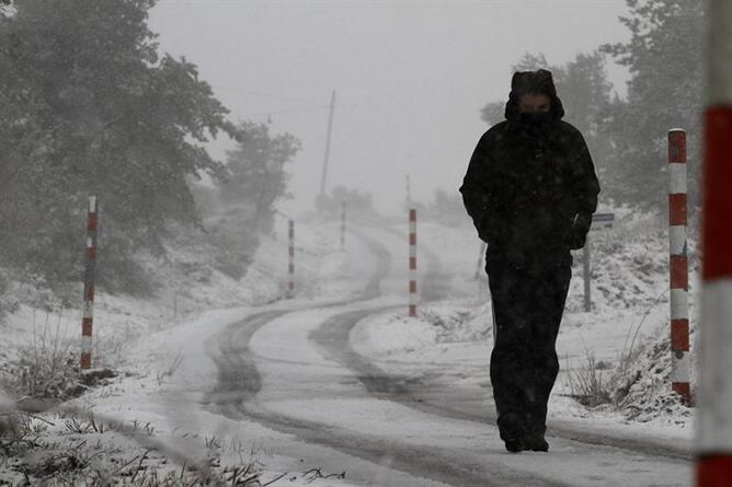 Un hombre camina en entre la nieve en A Fonsagrada (Lugo)