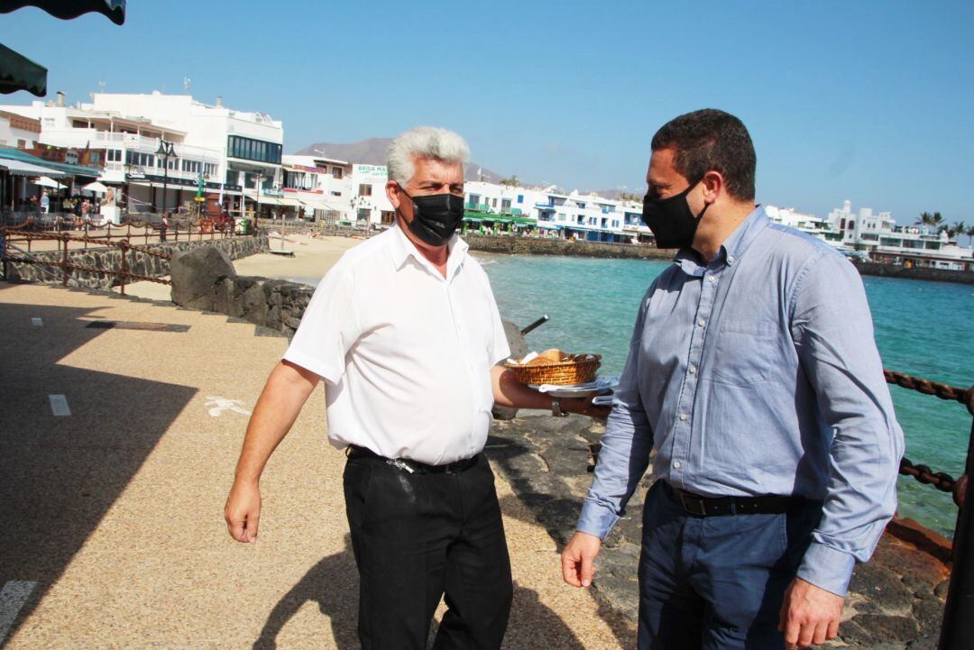 El alcalde de Yaiza, Óscar Noda, en un negocio de restauración del núcleo turístico de Playa Blanca. 
  