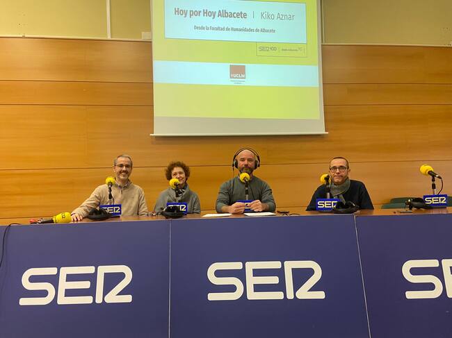 El decano Fernando González, la directora del máster Margarita Rigal y el coordinador de Historia David Igual