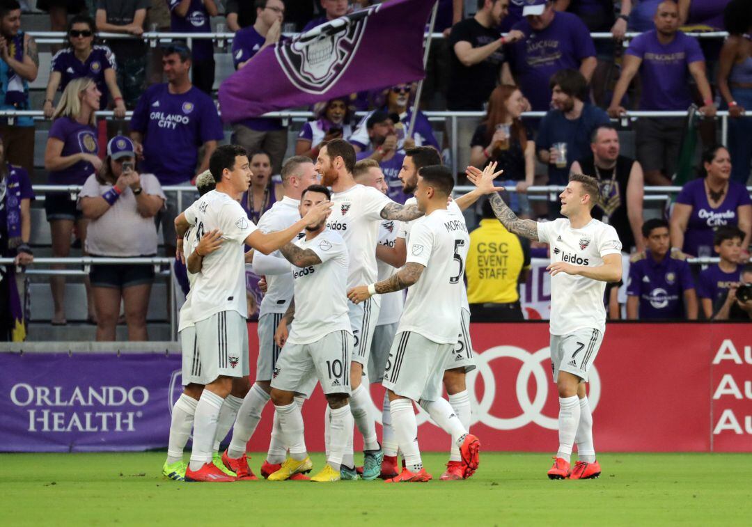 El D.C. United celebra el gol olímpico de Rooney