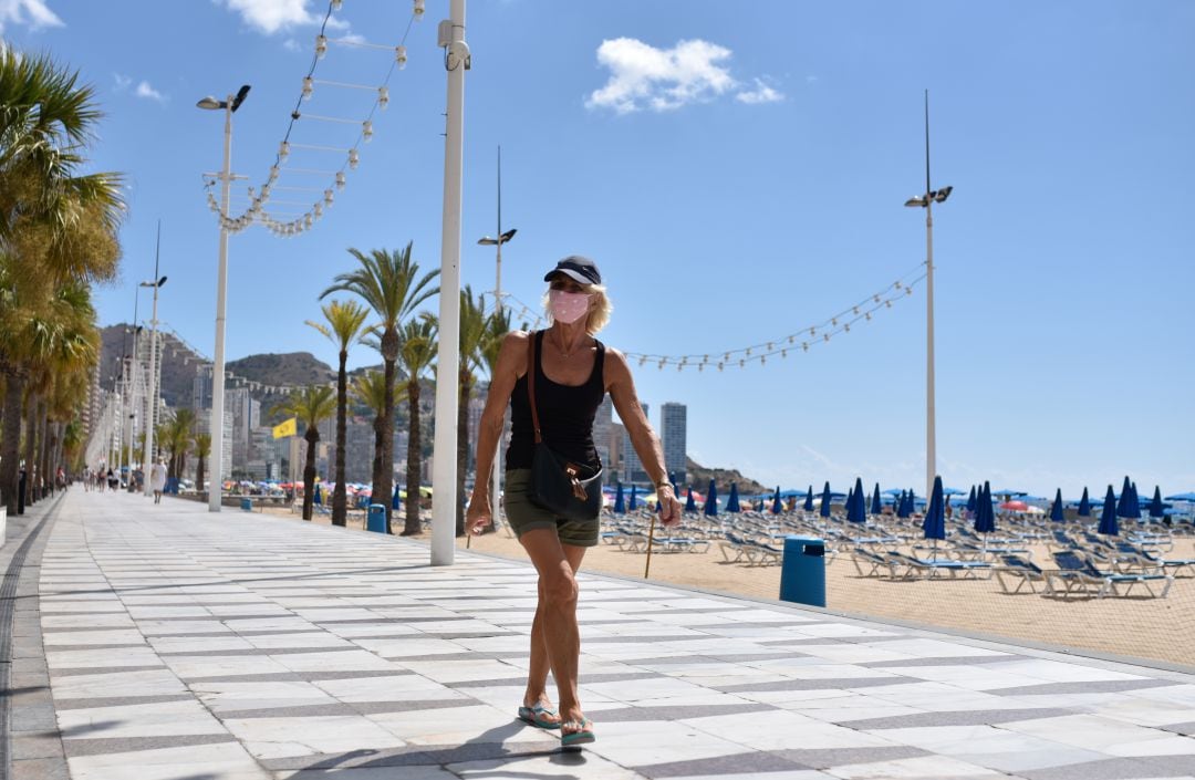 Una turista pasea por Benidorm