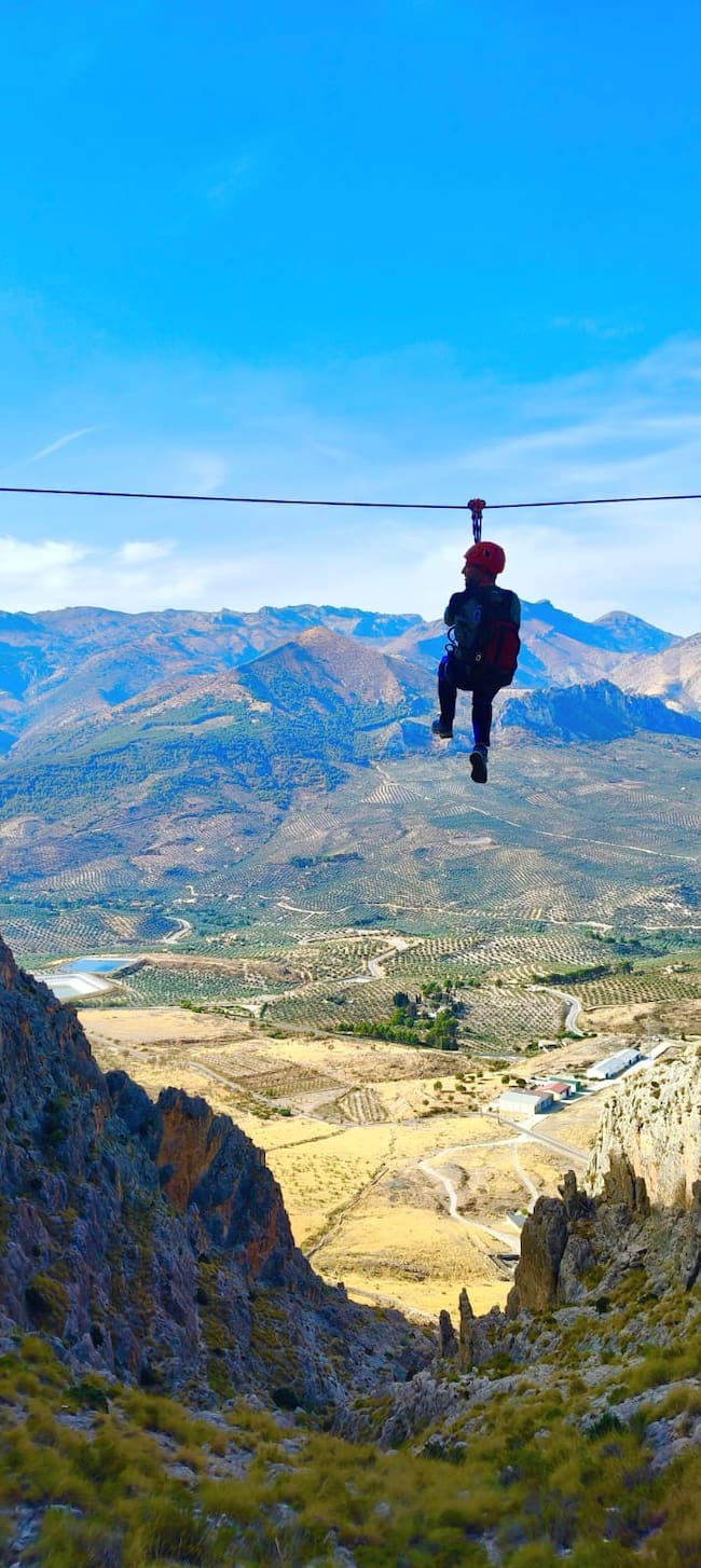 Uno de los tramos, en tirolina, de la Vía Ferrata 'Al Manzur'