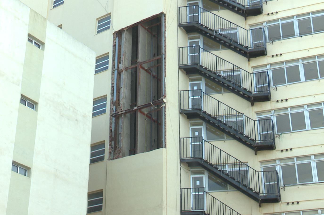 Pared que ha caído en el edificio "El MIrador", en la playa de Bellreguard
