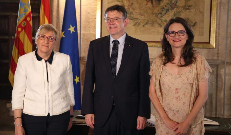 La nueva consellera de Sanidad, Ana Barceló, junto al president de la Generalitat, Ximo Puig, y la vicepresidenta Mónica Oltra, en la toma de posesión