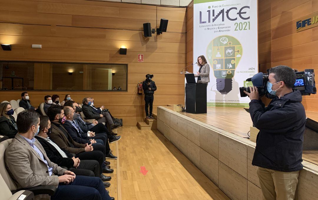 Diferentes autoridades y participantes del foro Lince escuchan sentados el inicio de la jornada.