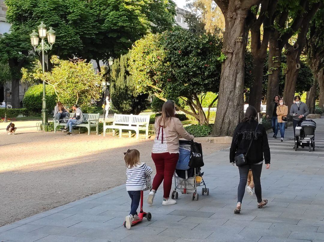 Gente, con y sin mascarilla, en la Plaza de Compostela de Vigo.