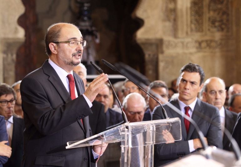 -FOTODELDIA- GRA031. ZARAGOZA, 05/07/2015.- El nuevo presidente de Aragón, el socialista Javier Lambán (i), durante su discurso de toma de posesión en el acto celebrado en el Palacio de la Aljafería y al que ha asistido el secretario general del PSOE, Pedro Sánchez (d). EFE/Javier Cebollada