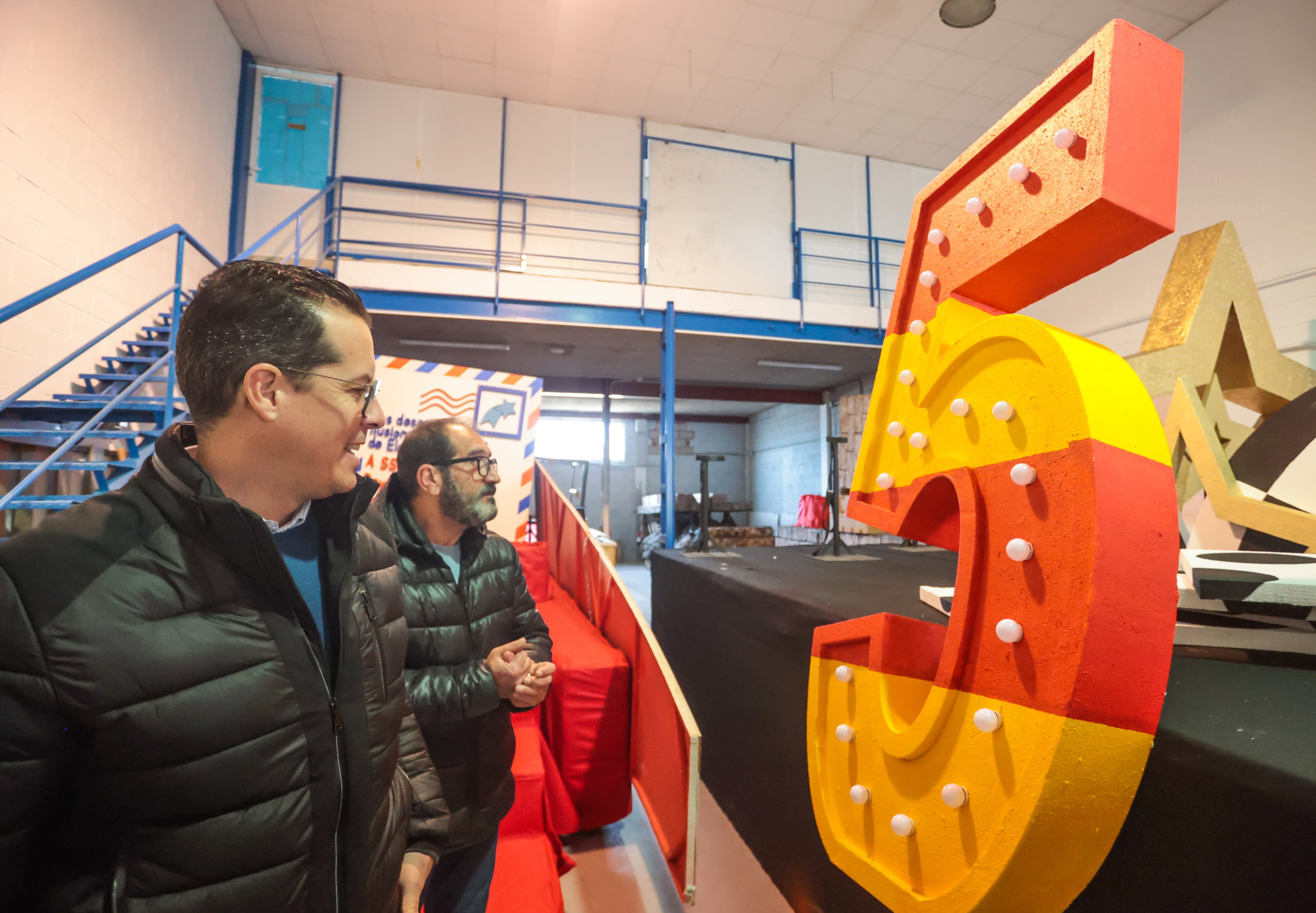 Rubén Alfaro, alcalde de Elda y David Guardiola, concejal de Fiestas; visitan las carrozas de la Cabalgata de los Reyes Magos 2025