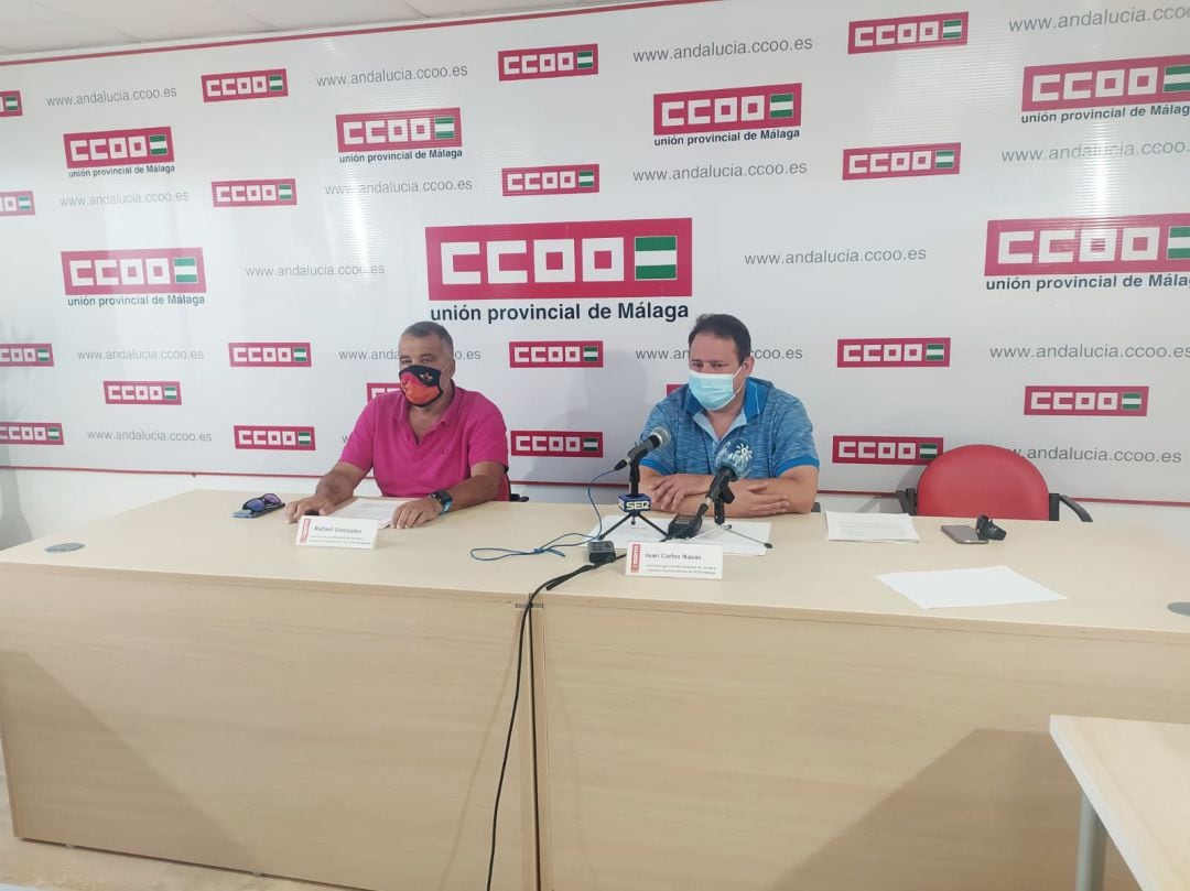 Rafael González, responsable del Gabinete Técnico de la Federación de Sanidad y Sectores Sociosanitarios de CCOO de Andalucía, y Juan Carlos Navas, secretario general del Sindicato de Sanidad y Sectores Sociosanitarios de CCOO de Málaga. 