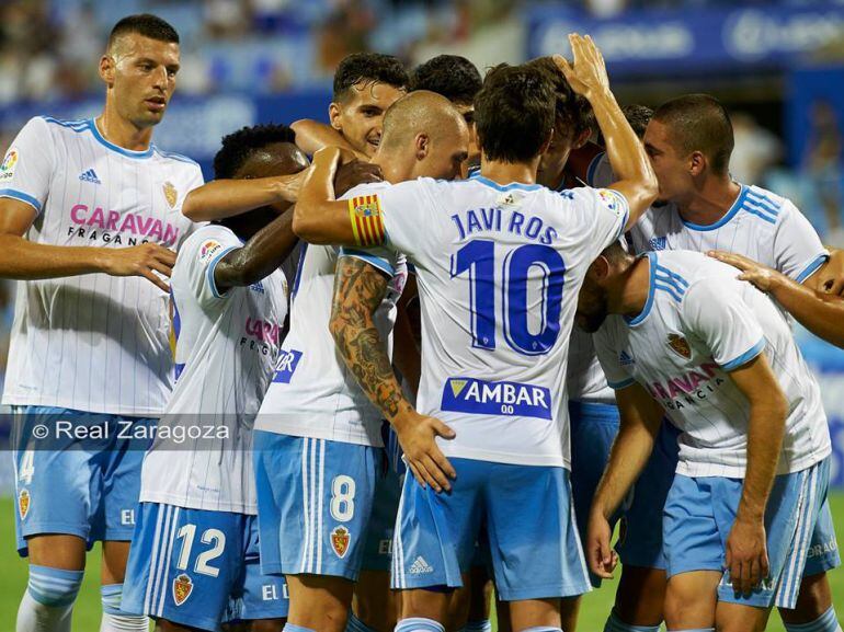 Los jugadores del Real Zaragoza celebran el gol de Pombo frente al Levante