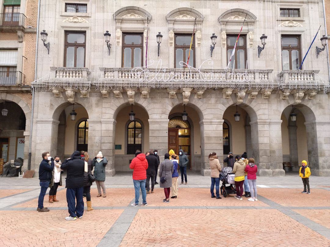 Los trabajadores de la cafetería del Lienzo Norte se han concentrado ante el Ayuntamiento de Ávila