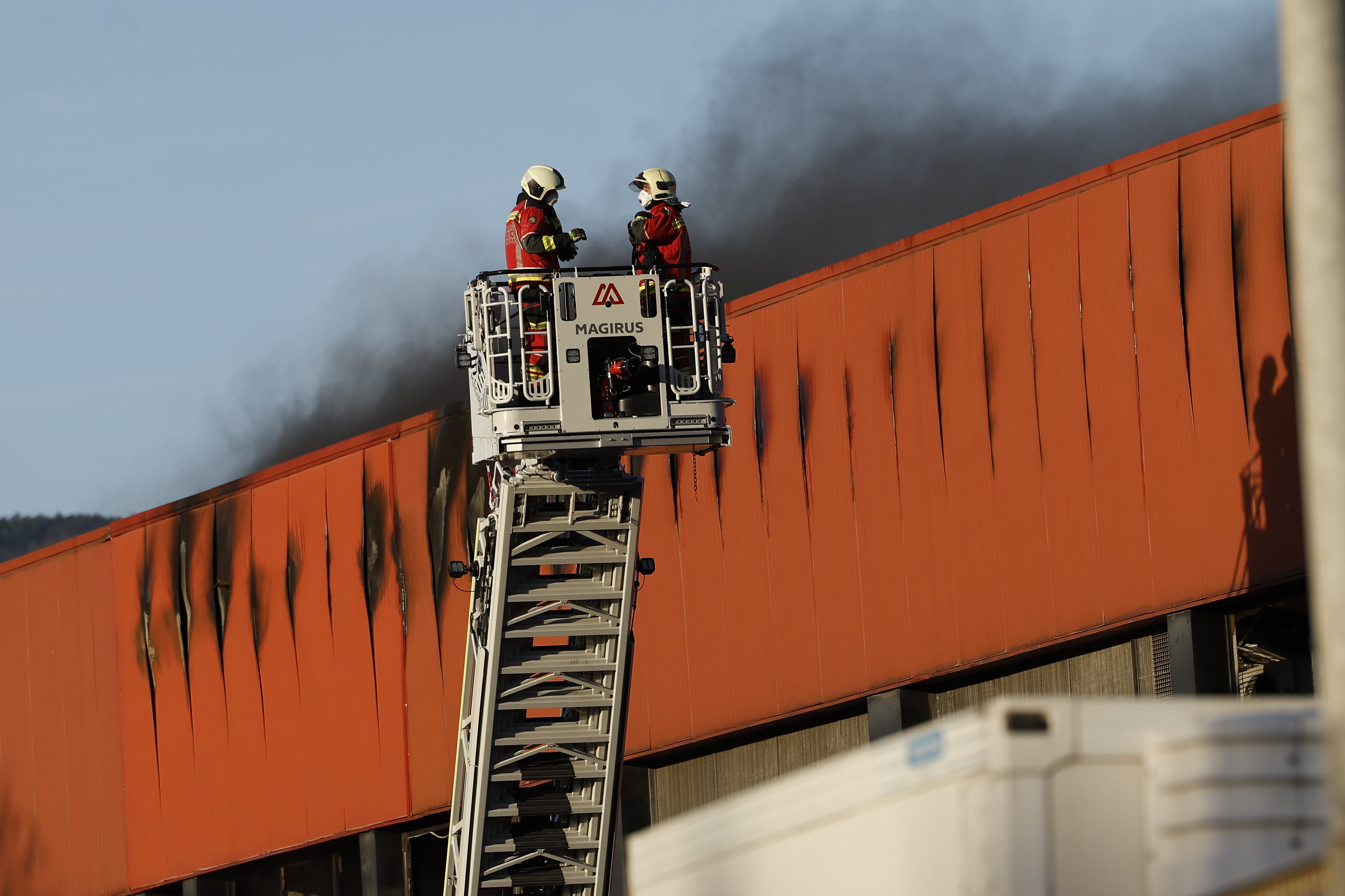 El incendio que se ha iniciado la pasada noche en un pabellón del antiguo matadero ubicado en el barrio bilbaíno de Zorrotza, ha afectado también a otra nave colindante de empresas cárnicas. EFE/ Miguel Toña