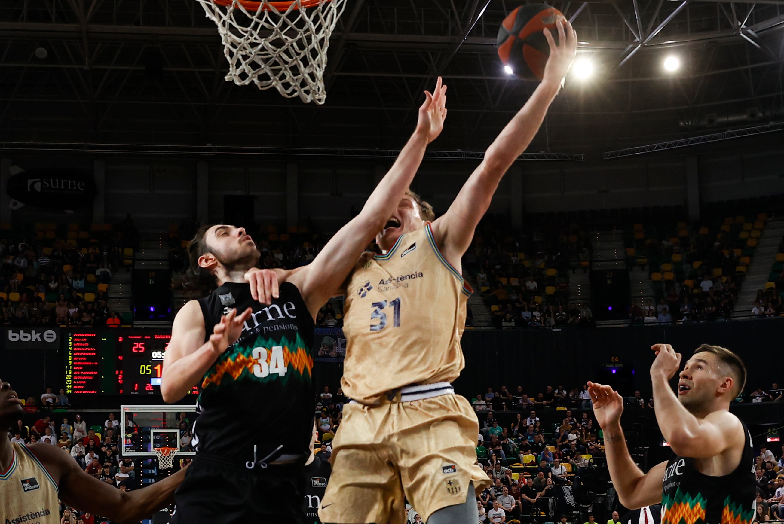 El escolta lituano del Barcelona Rokas Jokubaitis intenta encestar ante la oposición de Georgios Tsalmpouris, pívot griego del Surne Bilbao Basket