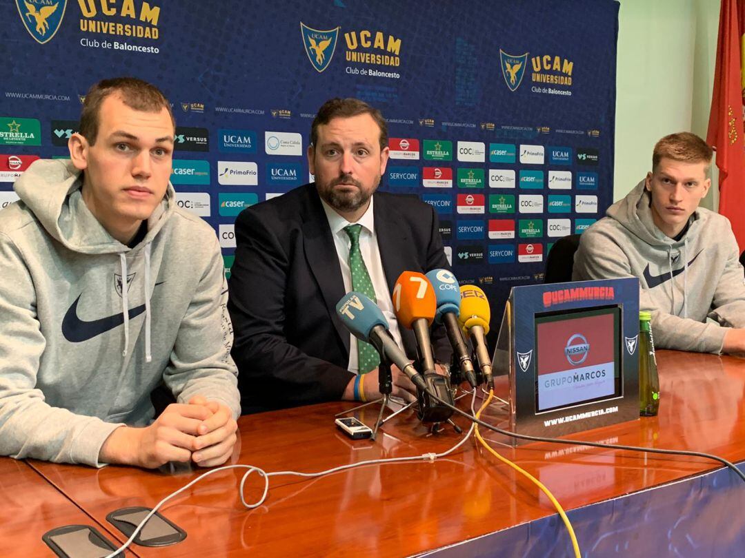 Radicevic, Alejandro Gómez y Malmanis en la presentación del serbio y el letón como jugadores del UCAM