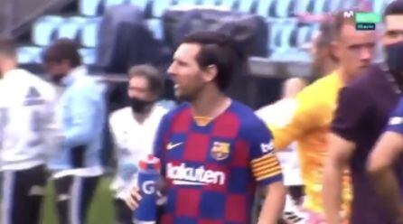 Messi se aleja de Sarabia cuando éste intenta hablar con él.